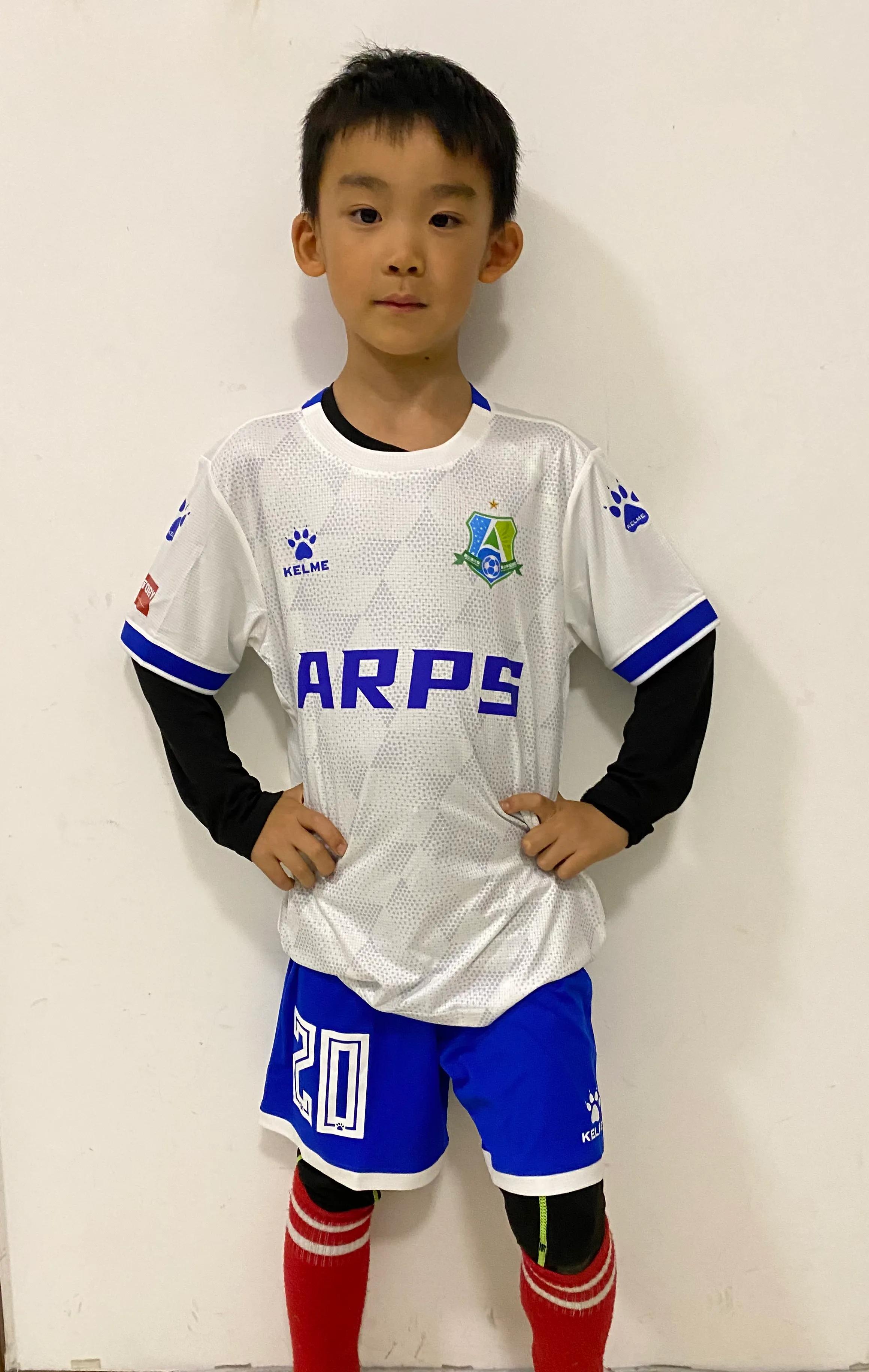 热爱运动踢球,踢球是因为热爱