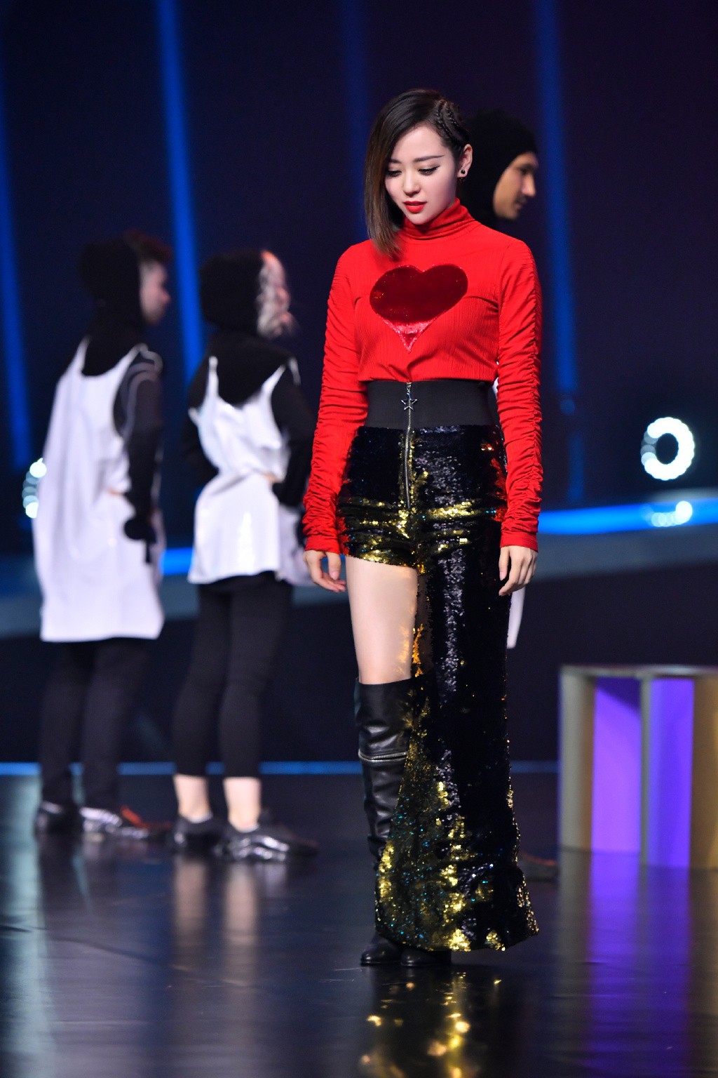 张靓颖波点透光衫,张靓颖暴瘦穿礼服裙