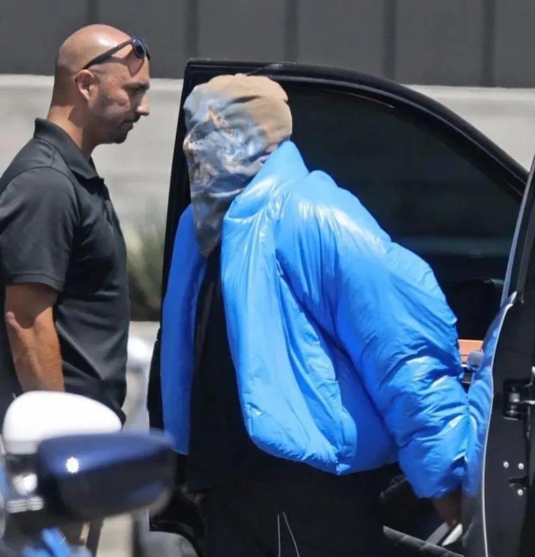 YEEZYXGAP销量惨淡，沦落至地跌打广告？网友：蓝色垃圾袋？