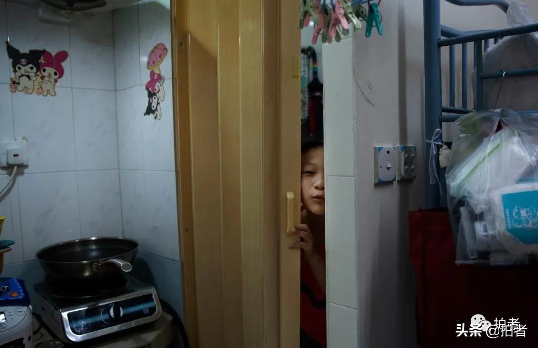 香港劏房妈妈生3个女儿,香港住劏房的妈妈