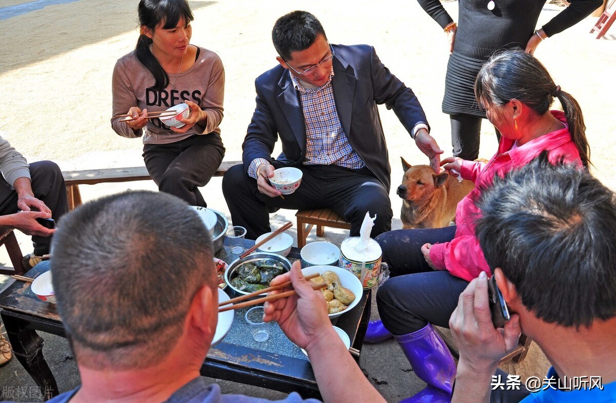 要烟蹭饭其人必贱的意思,要烟蹭饭此人必贱啥意思