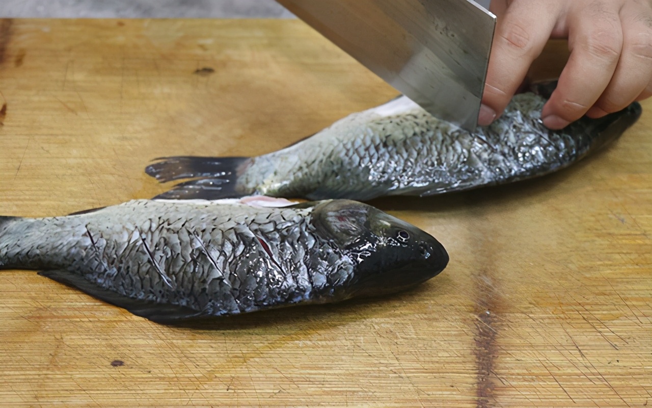 红烧鲫鱼塞肉煎鱼100%不破皮大法,红烧鲫鱼要不要先腌制再去煎鱼