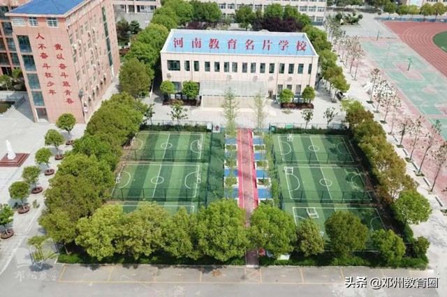 邓州市致远实验学校：桥边观鱼，竹下吟诗！真是师生进校入画来