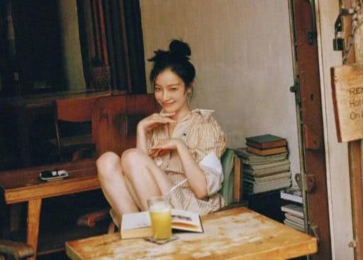 倪妮穿牛仔裤最新机场现身,倪妮身穿吊带红裙现身