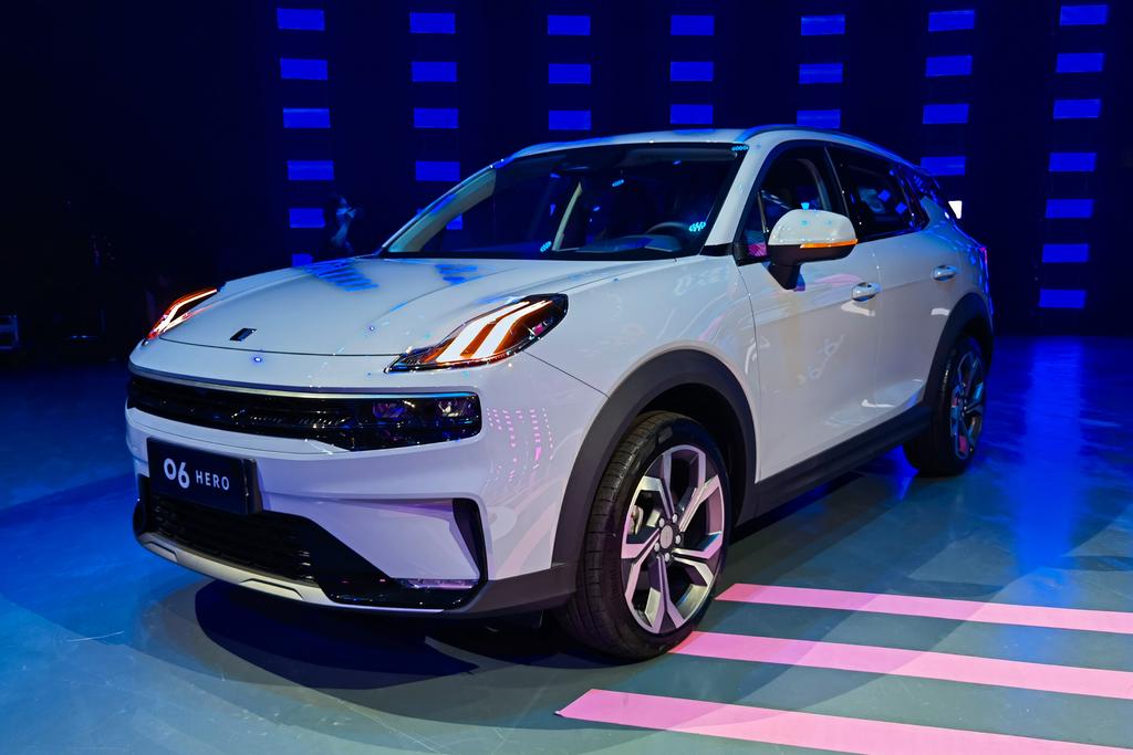 汽车玻璃膜贴中隐还是高隐好视频,汽车玻璃膜是在里边贴还是外边贴