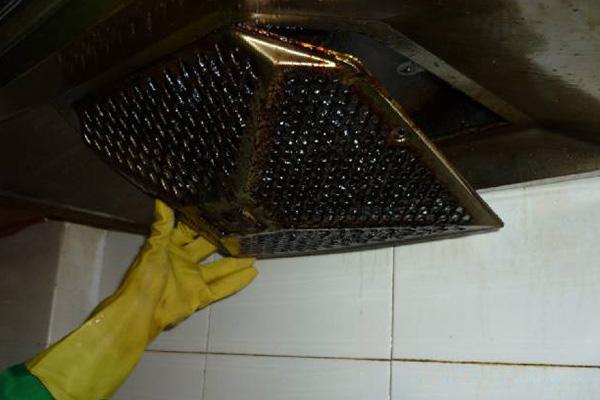 油烟机如何自己清洗全过程,清洗多年油烟机妙招教你一招
