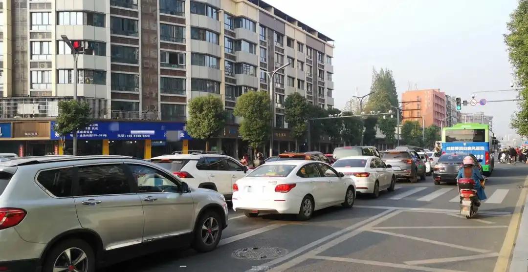 南充一辆客车被撞翻,南充一私家车被撞