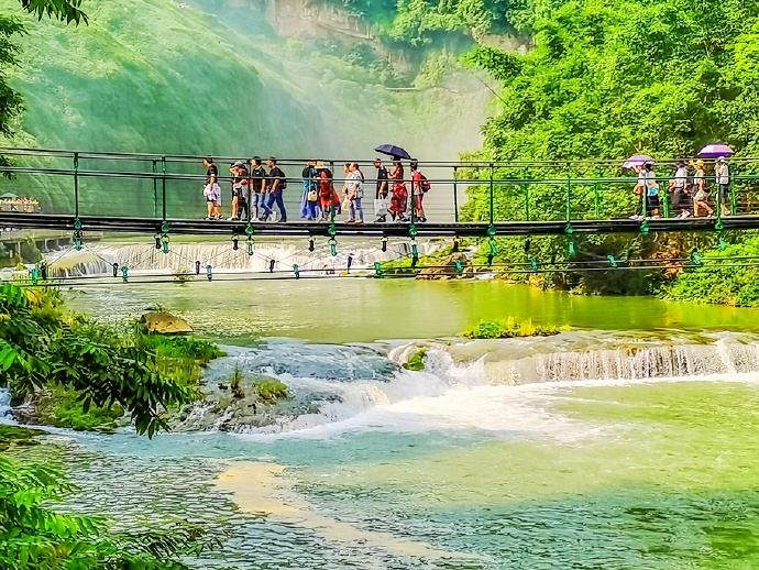黄果树大瀑布，简直是疑是银河落九天的奇景，壮观而震撼