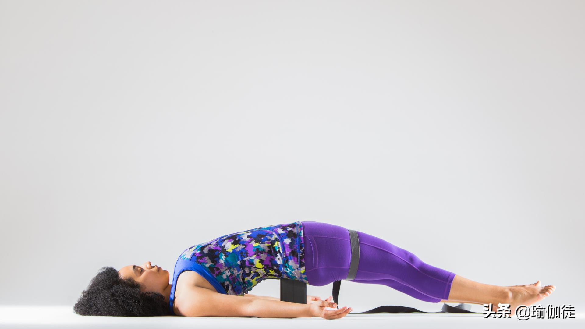 借助瑜伽球锻炼,借助有弹性带练瑜伽