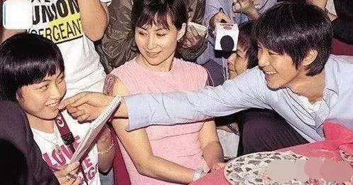 周星驰少林足球庆祝动作,少林足球周星驰吃馒头落泪