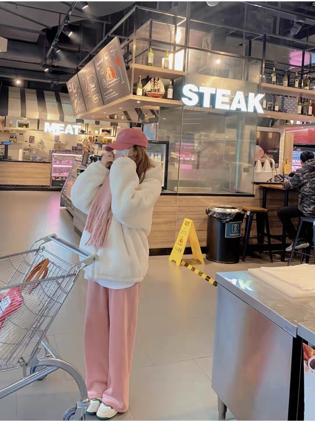 男生粉色衣服搭配什么颜色裤子,粉色针织衫搭配什么颜色裤子