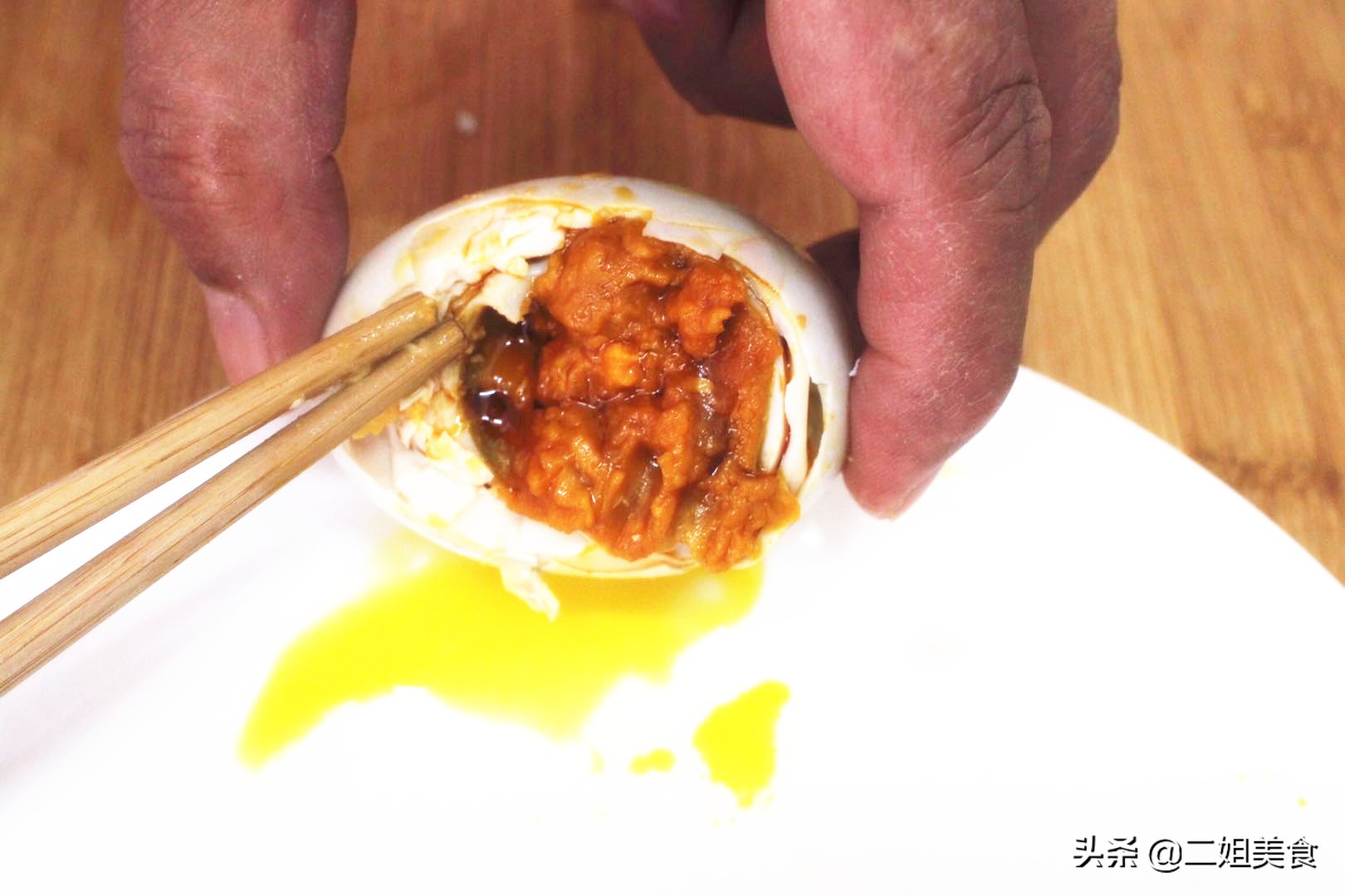 咸鸭蛋怎么腌才能个个流油,咸鸭蛋怎样腌不咸且流油