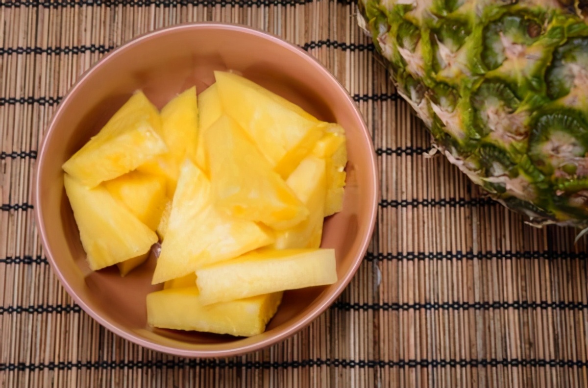 菠萝别只会用盐水泡和它才是绝配,吃菠萝怎么用盐水泡好吃