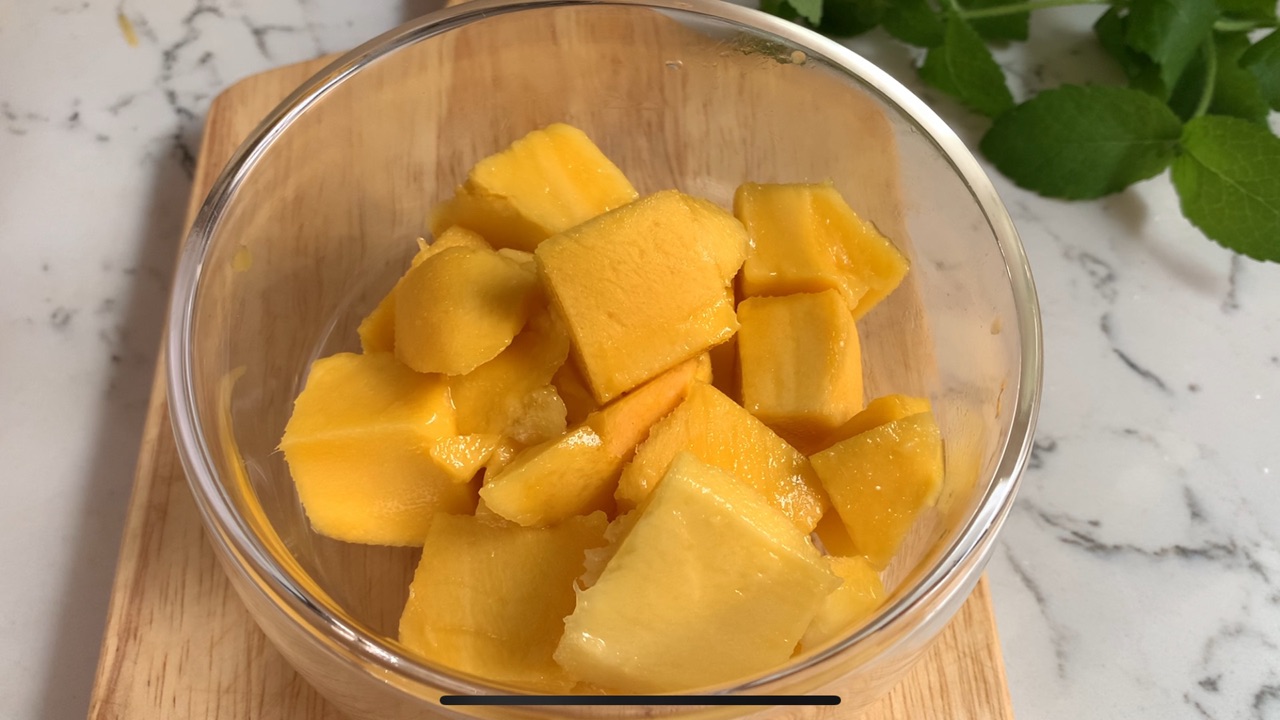 自制芒果奶昔，简单易做营养价值高，给孩子喝很放心