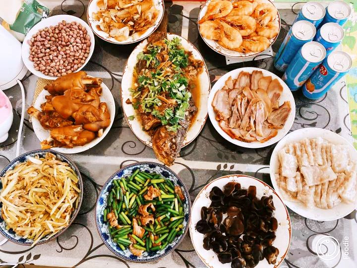 年三十来啦网友们纷纷晒出年夜饭,东北过年团年饭真丰盛有鱼有肉