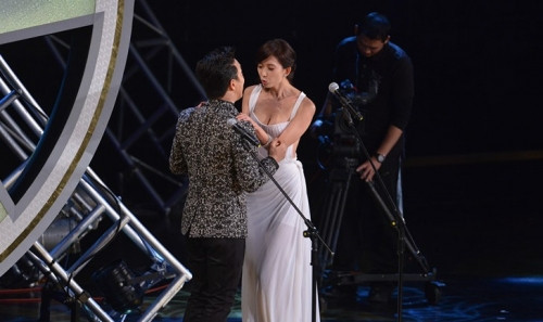 林志玲当众献吻黄渤,林志玲黄渤吻戏视频遭吐槽