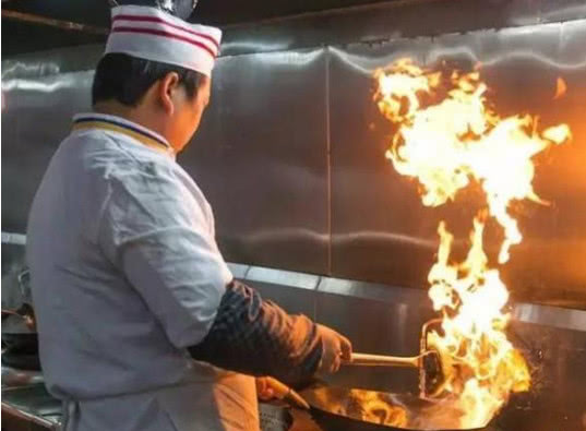 为什么饭店炒菜的大铁锅，从来都不粘锅？原来这其中有“猫腻”