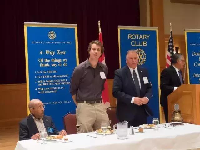 用零花钱给非洲挖了1000多口井，只因孩子的眼泪是那里最干净的水