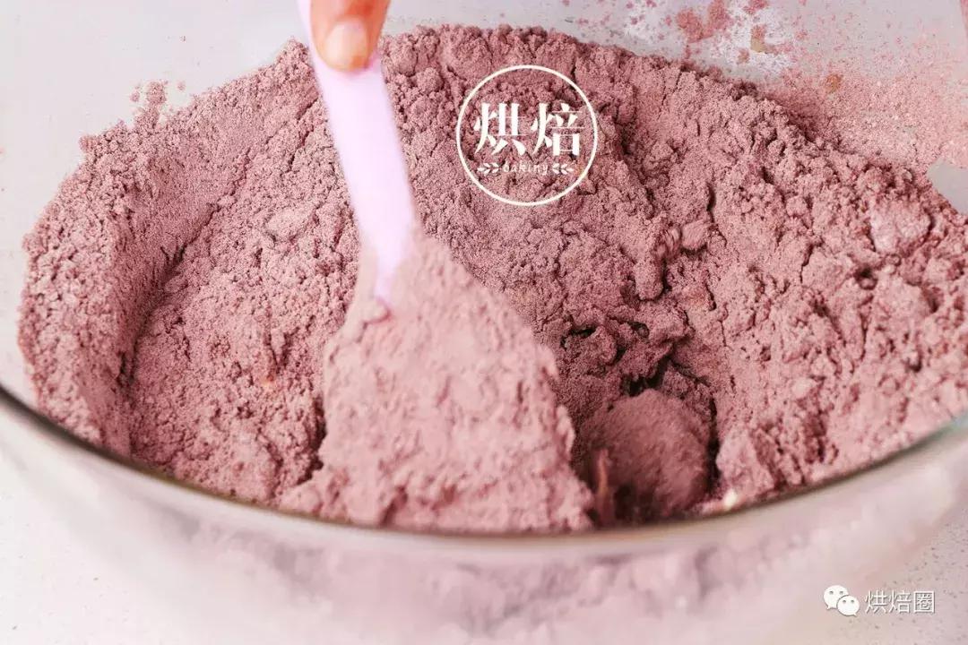 像这样把饼干皮覆在面包上就能烤出一大波孩子都爱的刺猬面包~