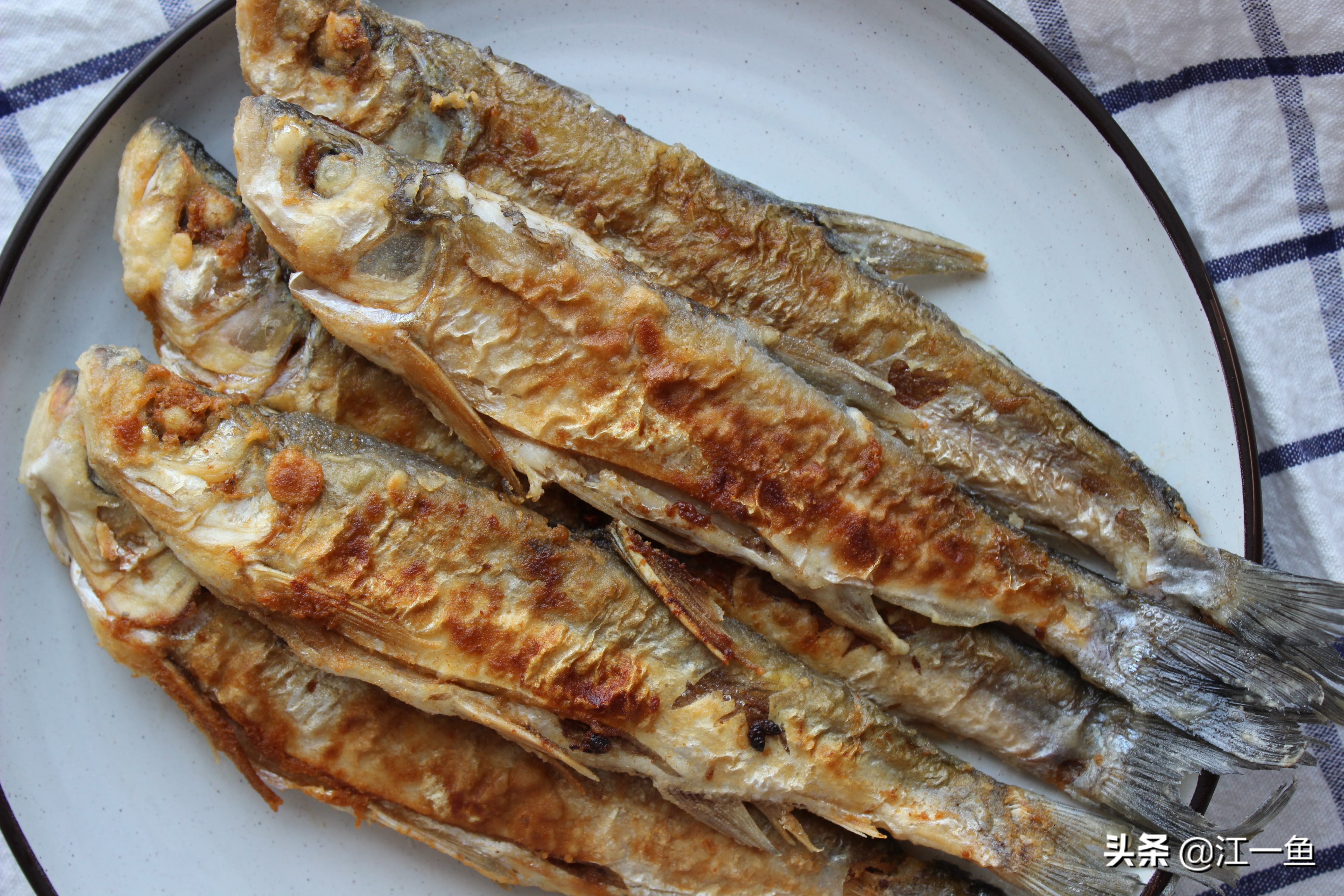教你煎鱼技巧不掉皮又香酥,煎花鲢怎么不粘锅不掉皮
