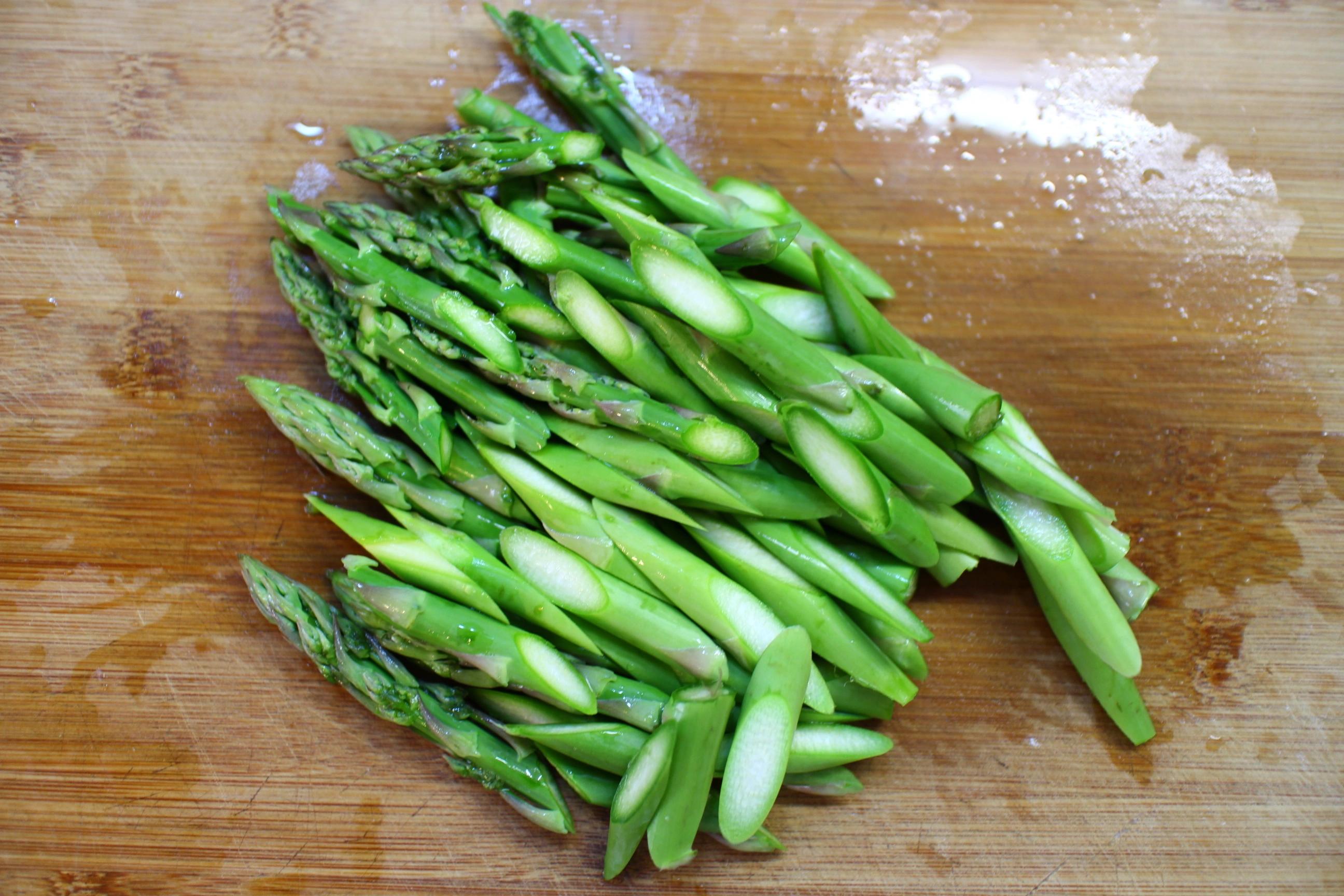 芦笋炒虾仁应季菜品，清脆爽口，女人常吃越来越苗条