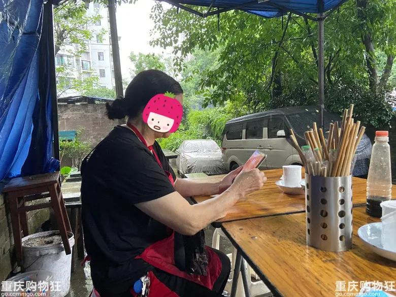 在重庆小面馆当了12小时的“丘二”后，告诉你月入数万的真相