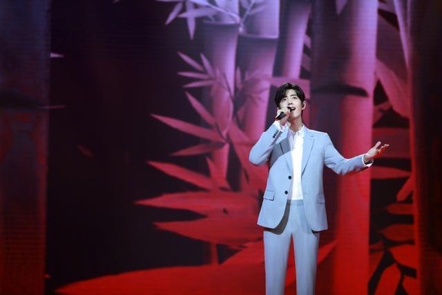 肖战西装搭配图片男,肖战穿时尚西装打造绅士穿搭