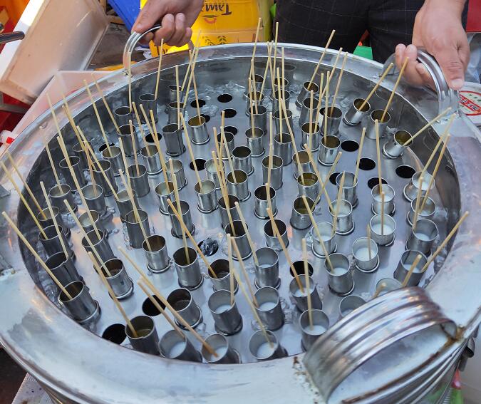 80后中年妇女做手工冰棍，不用发电只用手摇，小孩子看了走不动路