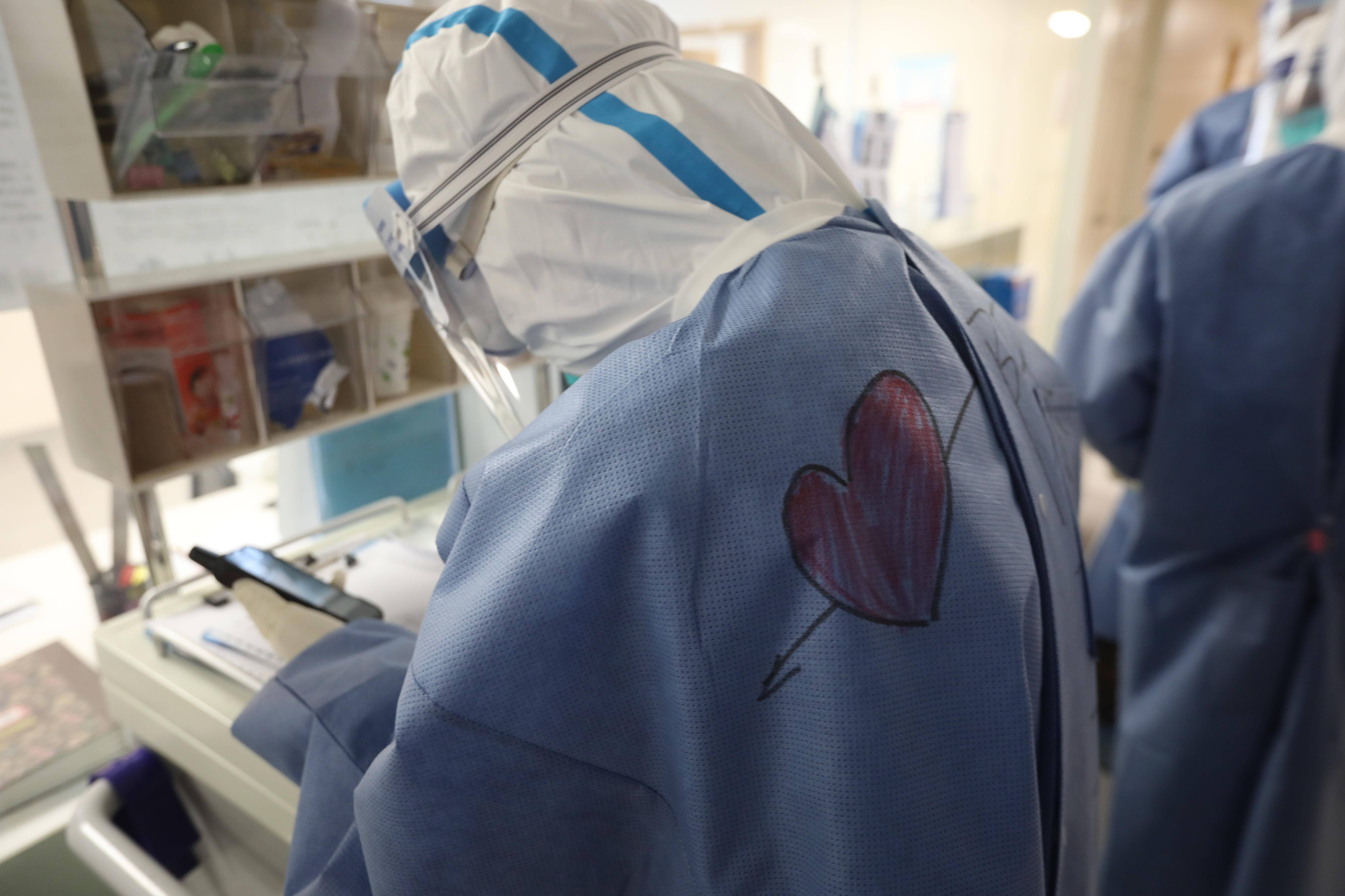 白衣作战袍，用爱守护“宁”