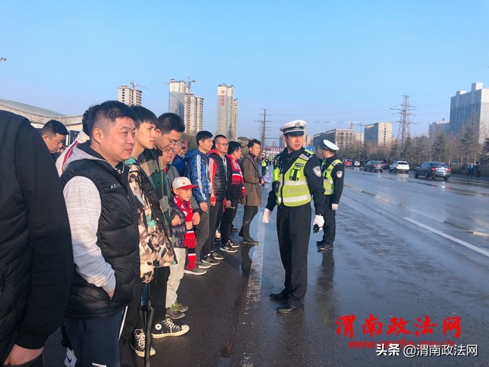 渭南高新交警大队圆满完成2019年首场足球赛安保任务