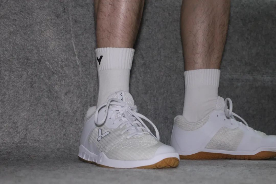 怎么挑选适合自己的羽毛球鞋,羽毛球鞋怎么选新手入门必看