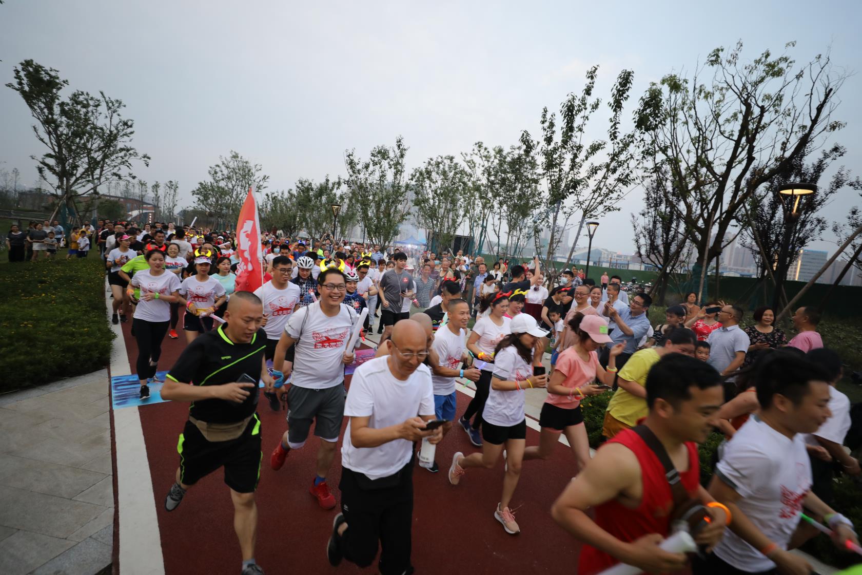 荧光夜跑点亮上海夜生活,炫彩霓虹荧光夜跑点亮五棵松