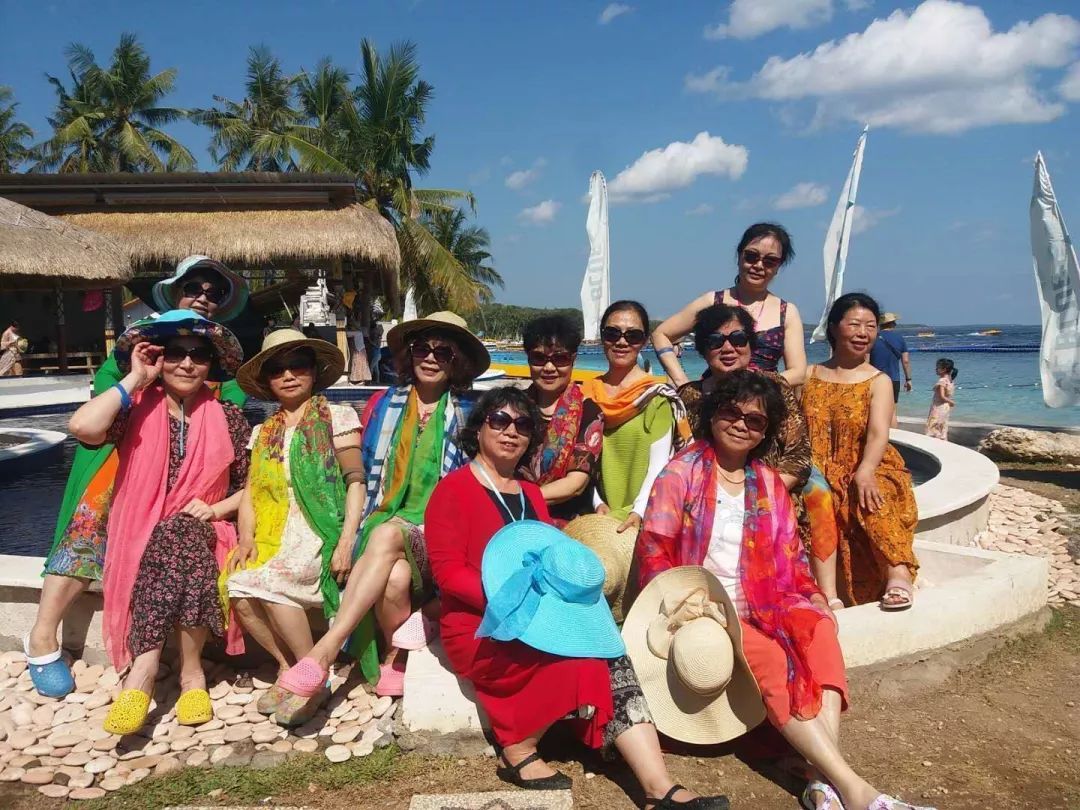 中国大妈旅游标配动作合集,中国大妈旅游拍摄姿势