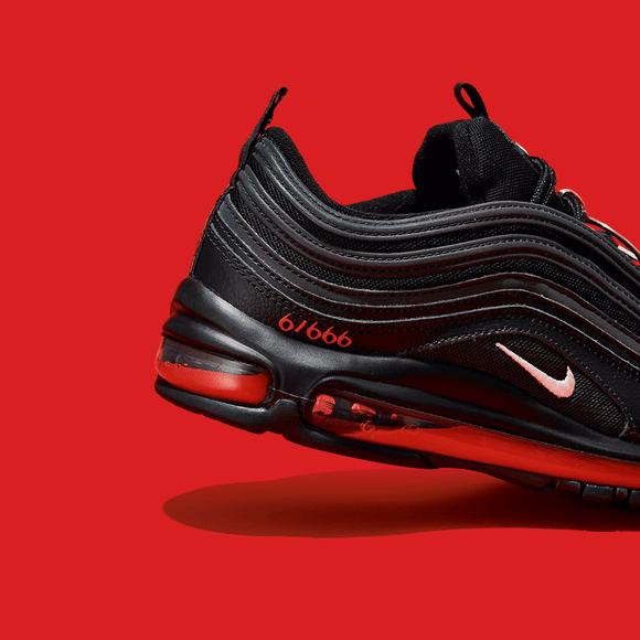 真活该！耐克被黑人歌手碰瓷发售“人血鞋”，惹怒外国网友被*制抵**