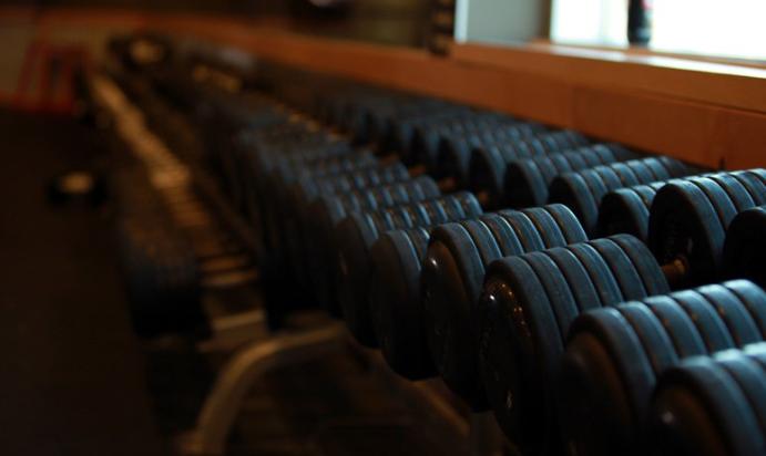 增肌最佳组间休息时间,健身每个动作间歇休息必须站立吗