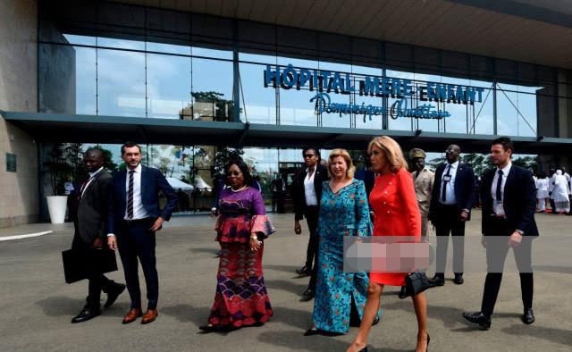 布丽吉特非洲行成时装秀！穿黑白配裙大肆秀身材，仪态满分啊