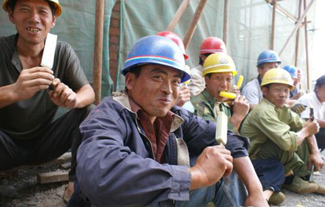 为什么农民工挣钱越来越难,别被白手起家骗了