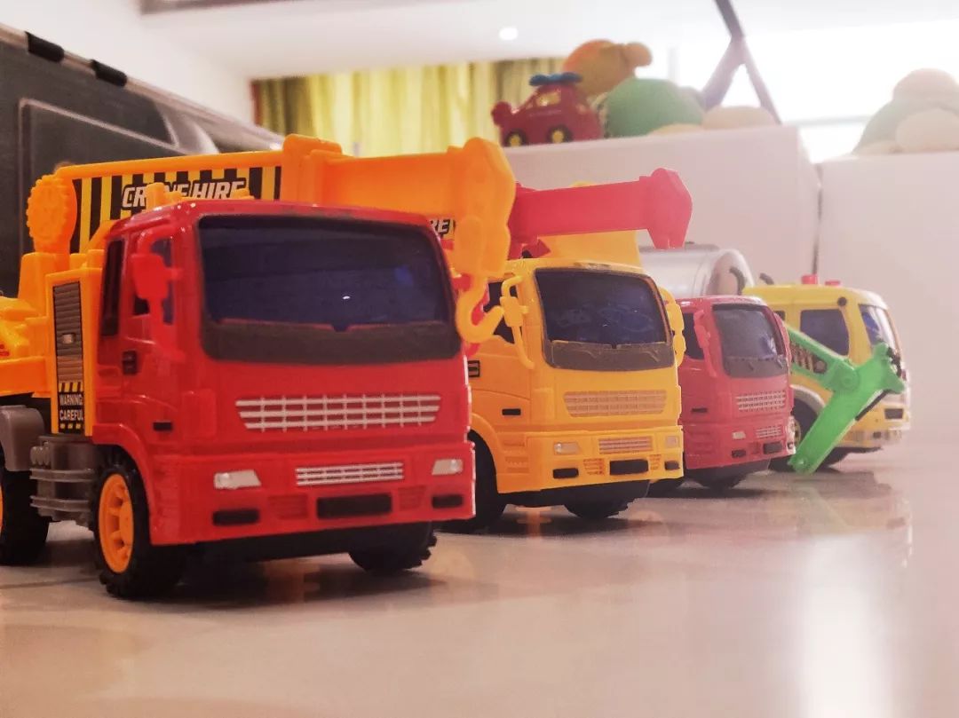 为了让小朋友不羞羞，儿科医生戴上“蜘蛛侠”面具来看诊