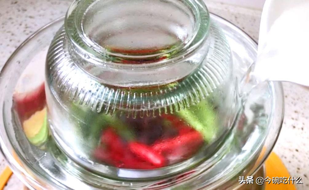 风味独特的四川泡菜制作及养护法，见证一坛传家泡菜的诞生