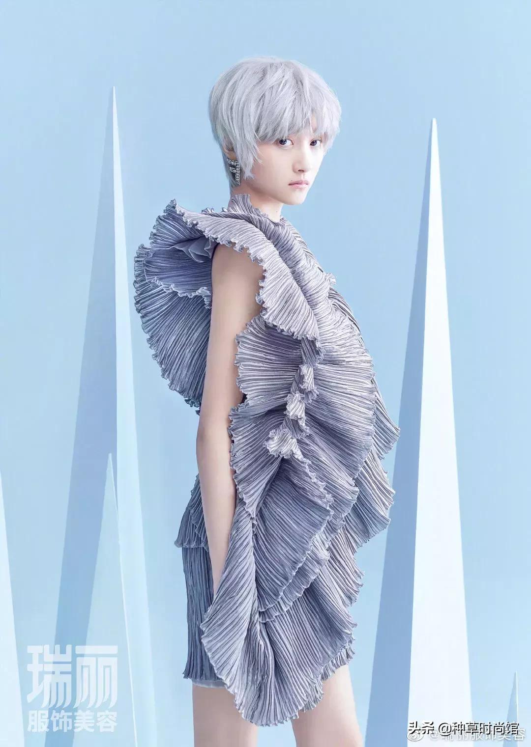 关晓彤素颜自拍与鹿晗撞脸,关晓彤为鹿晗庆生后芭比造型亮相