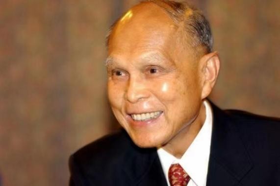 长津湖战役霍英东到底做了什么？死后竟然可以享用国葬