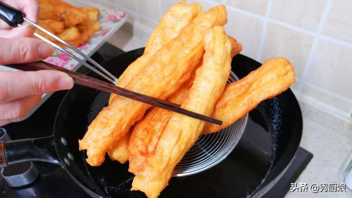不用泡打粉能做出空心酥脆油条吗,油条怎么做酥脆松软无泡打粉苏打