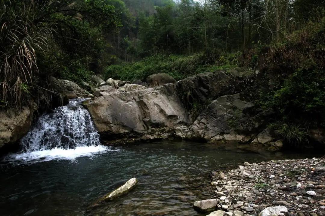 成都周边凉快又可以耍水的地方,成都周边哪有耍水的地方