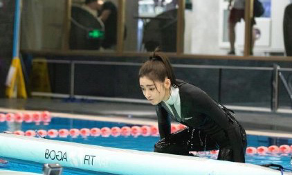 张天爱黑色连体衣超显瘦,张天爱白色西装造型小又美又飒