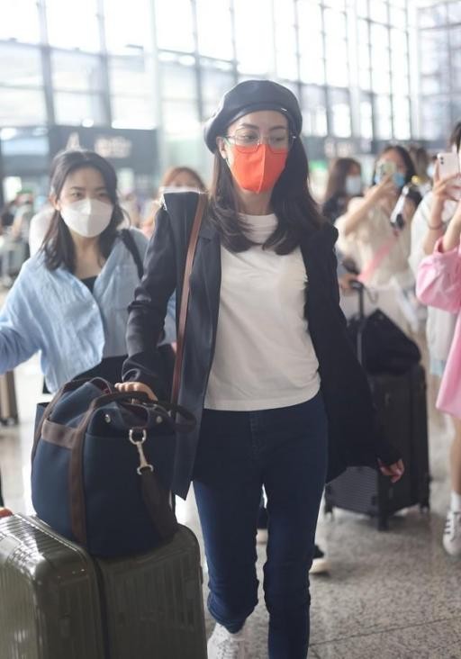 霍汶希穿绿色西装外套,霍汶希机场西装穿搭