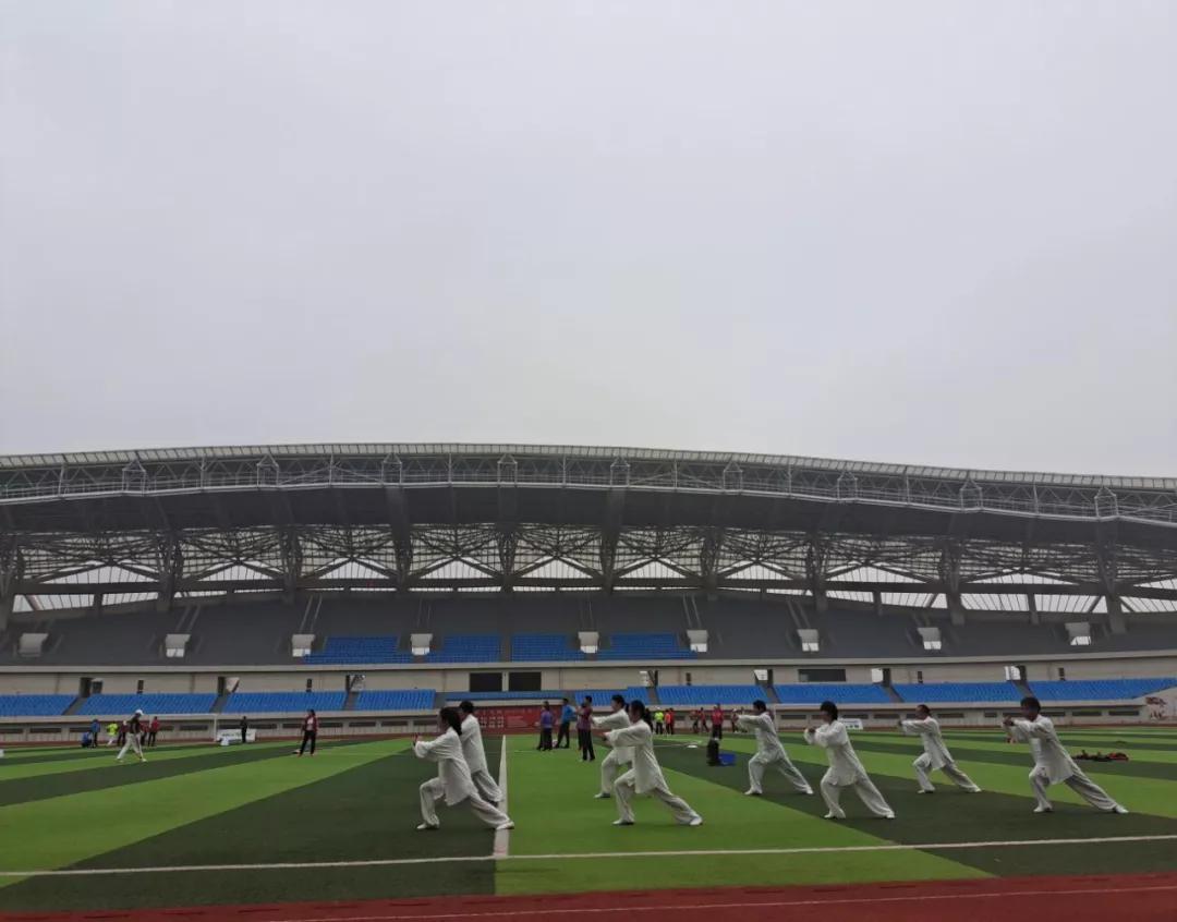 峄城区第十一届全民健身运动会系列活动暨“太极拳、健身气功、场地高尔夫球”比赛在峄城区体育场隆重举办