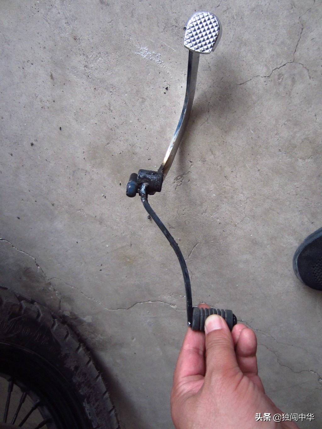 脚舒服了，鞋面也干净了---银钢悍路者300偏三轮换挡杆改前后踩