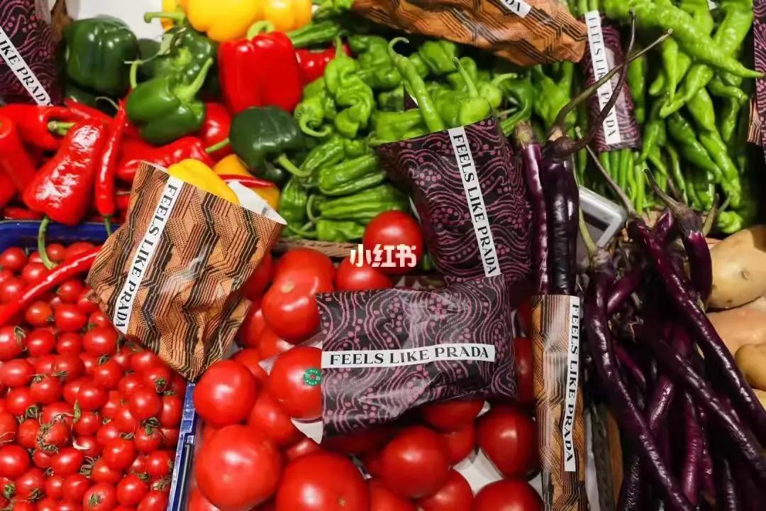 prada购物图,prada专柜购物袋