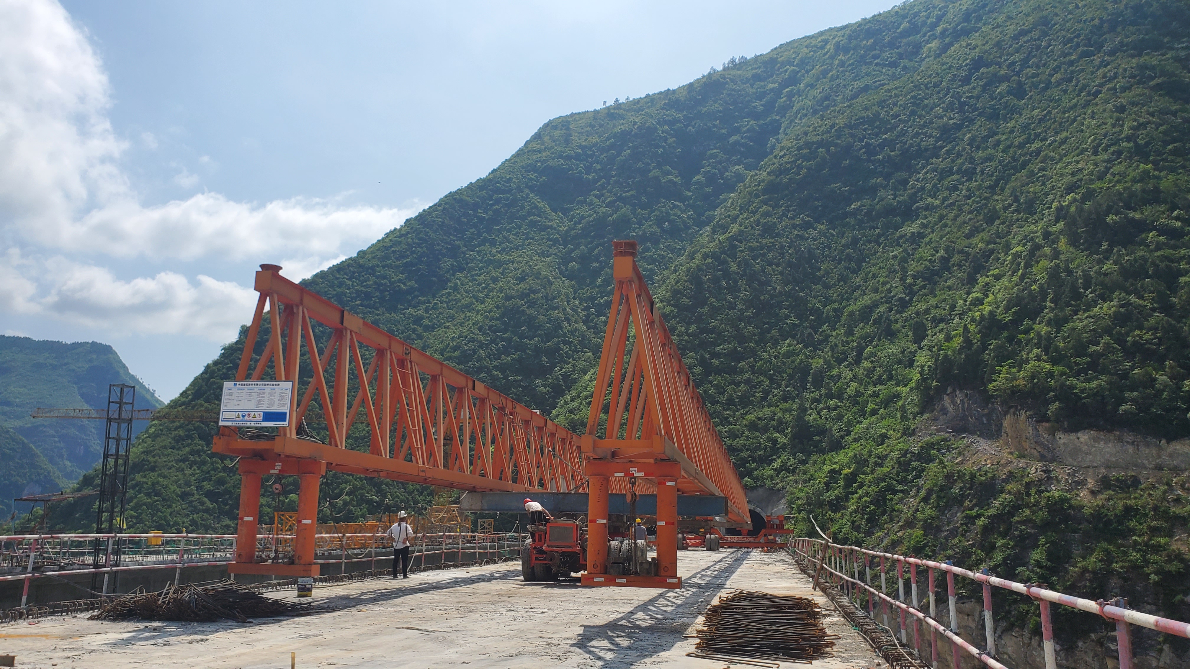 中建四局遵义战高温抢工期，正习高速复兴特大桥右幅中跨合龙