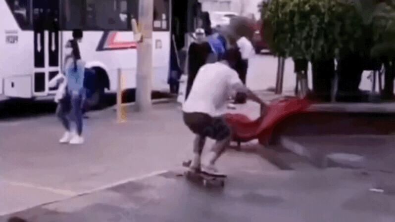 搞笑GIF:女朋友问我是什么，我说是洗衣粉，她怎么把我拉黑了？